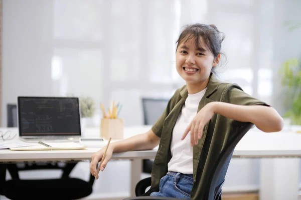 Genç Asyalı Kadınının Ofiste Bilgisayarlı Veri Grafikleri Kullanarak Çok Çalışmasını — Stok fotoğraf