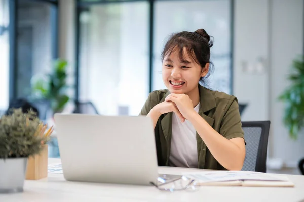 Gülümseyen Asyalı Kadını Bilgisayarında Çalışıyor Genç Asyalı Öğrenci Uzaktan Öğretmen — Stok fotoğraf