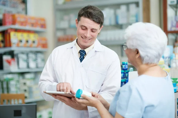 Farmacéutico Varón Inteligente Farmacia Que Usa Bata Blanca Hablando Dando — Foto de Stock
