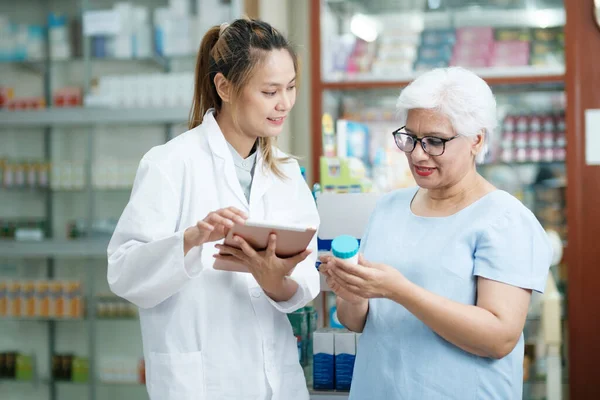 Young Female Pharmacist Drugstore Wearing White Gown Talking Giving Advice — Stock Photo, Image