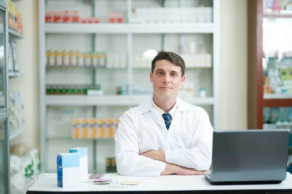 Hombre Inteligente Joven Adulto Farmacéutico Bata Blanca Profesional Que Trabaja — Foto de Stock