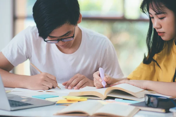 Jonge Vrouw Man Studeren Voor Een Test Een Examen Lesboeken — Stockfoto