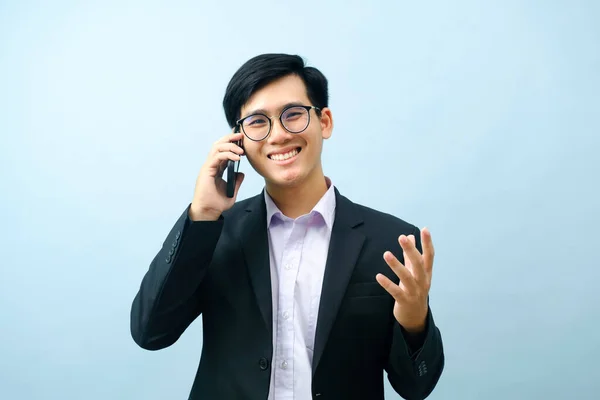 Portrét Mladého Chytrého Asijského Obchodníka Brýlích Jak Stojí Usmívá Mluví — Stock fotografie