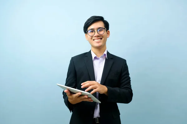 Portrét Mladého Chytrého Asijského Podnikatele Brýlemi Stoje Úsměvem Při Používání — Stock fotografie