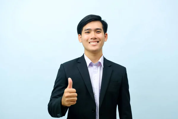 Portret Azjatyckiego Młodego Mądrego Szczęśliwego Biznesmena Ubranego Garnitur Stojącego Prosto — Zdjęcie stockowe