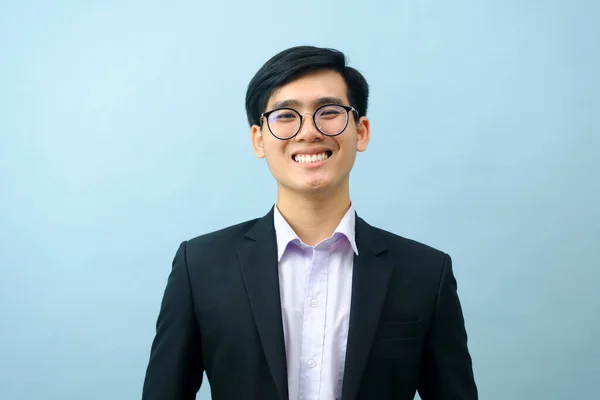 Porträtt Ung Smart Asiatisk Affärsman Bär Glasögon Och Kostym Stående — Stockfoto