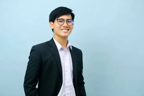 Portriat Asiatisk Ung Smart Glad Affärsman Klädd Kostym Står Rakt — Stockfoto
