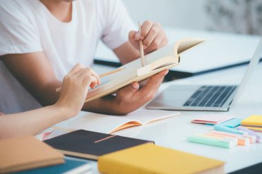 Genç Asyalı üniversite öğrencileri sınava hazırlanıyor. Arkadaşları olan özel ders kitapları var. Onlar birbirlerine yardım etmeye çalışan sınıf arkadaşları. Saatlerdir kampüste ders veriyorlar..