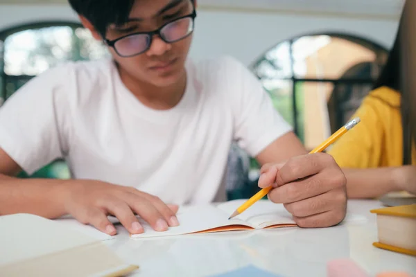 Close Jonge Aziatische Studenten Studeren Voor Een Examen Zijn Lerarenboeken — Stockfoto