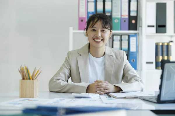 Yong Asian Confident Businesswoman Smiling Looking Camera Sitting Working Desktop — Stock Photo, Image
