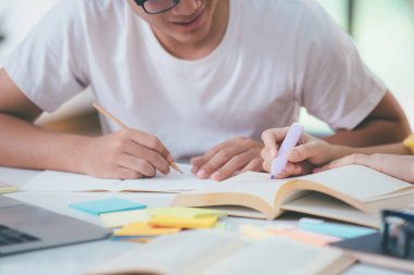 Genç Asyalı üniversite öğrencileri sınava hazırlanıyor. Arkadaşları olan özel ders kitapları var. Onlar birbirlerine yardım etmeye çalışan sınıf arkadaşları. Saatlerdir kampüste ders veriyorlar..