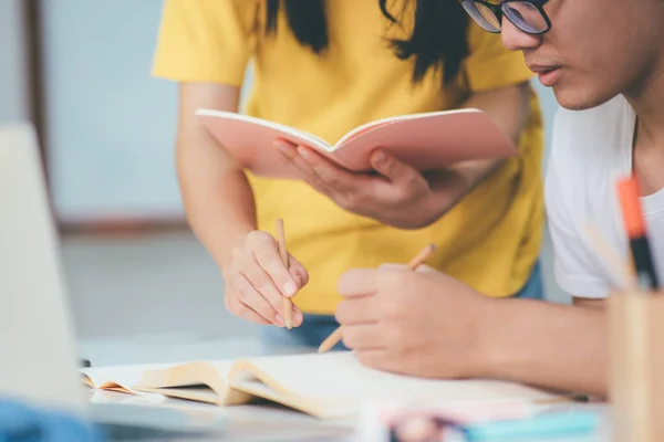 Közelről Fiatal Ázsiai Egyetemisták Tanulnak Vizsgára Vannak Tanári Könyvek Barátokkal — Stock Fotó