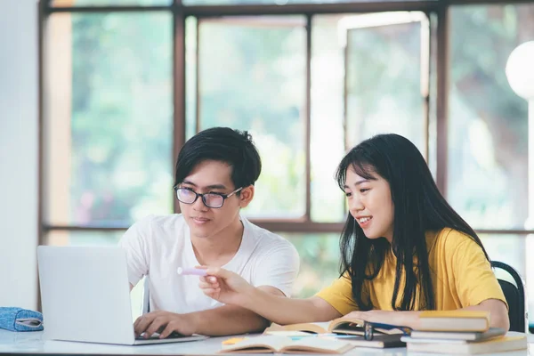 Genç Asyalı Üniversite Öğrencileri Sınav Için Çalışıyorlar Arkadaşları Olan Özel — Stok fotoğraf