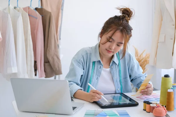 Young Asian Tailor Designer Designing New Fashion Collection Using Tablet — Foto Stock
