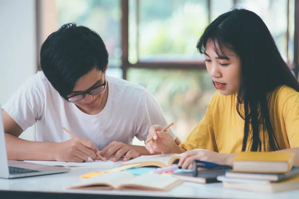 Jonge Aziatische Studenten Studeren Voor Een Examen Zijn Lerarenboeken Met — Stockfoto