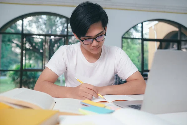 Jovem Estudante Universitário Asiático Está Lendo Livro Para Exames Estudante — Fotografia de Stock