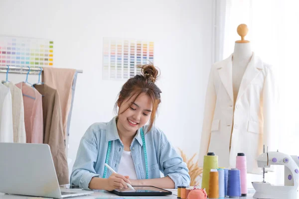 Young Asian Tailor Designer Designing New Fashion Collection Using Tablet — Stok fotoğraf
