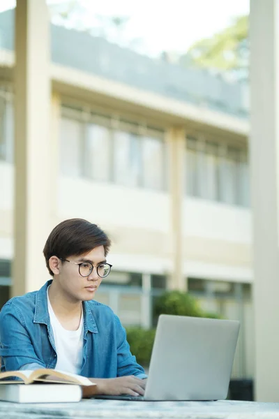 Gözlüklü Günlük Giysileri Olan Genç Bir Üniversite Öğrencisi Ders Çalışmak — Stok fotoğraf