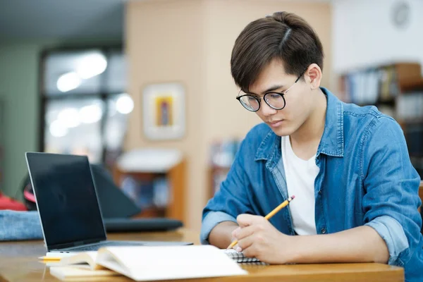 Jonge Mannelijke Universiteitsstudent Met Een Bril Casual Kleding Studeren Lezen — Stockfoto