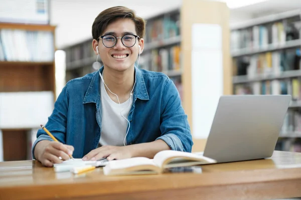 Jovem Estudante Universitário Vestindo Óculos Panos Casuais Sentado Mesa Estudando — Fotografia de Stock