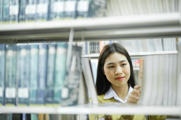 Asyalı Genç Bayan Öğrenci Ayakta Duruyor Kütüphanede Okumak Için Kitap — Stok fotoğraf