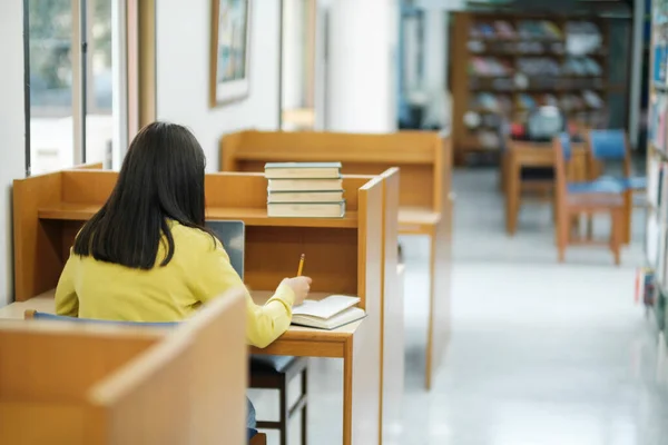 Junge College Studentin Lässiger Kleidung Sitzt Privaten Schreibtisch Und Liest — Stockfoto