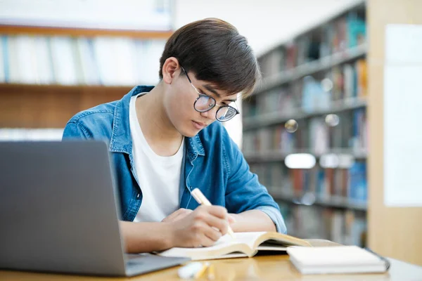 안경을 과제나 준비를 노트북을 사용하여 공부하고 평상복을 대학생 교육이라는 — 스톡 사진
