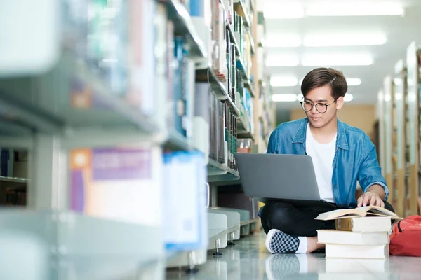 Young Male College Highschool Student Wearing Eyeglasses Casual Clothings Sitting — Stock Photo, Image