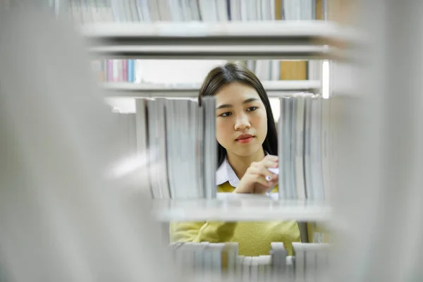 Asyalı Genç Bayan Öğrenci Ayakta Duruyor Kütüphanede Okumak Için Kitap — Stok fotoğraf