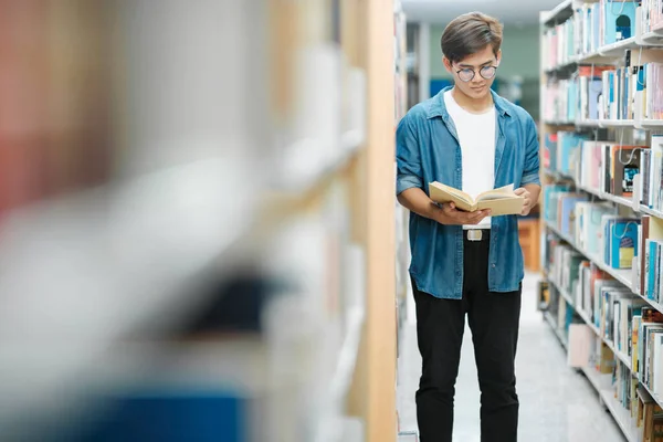Junge Männliche Studenten Lässigem Outfit Mit Rucksack Stehen Lesen Oder — Stockfoto