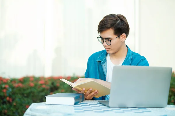 Young Male College Student Eyeglasses Casual Clothings Sitting Outdoor Study — Stock Photo, Image