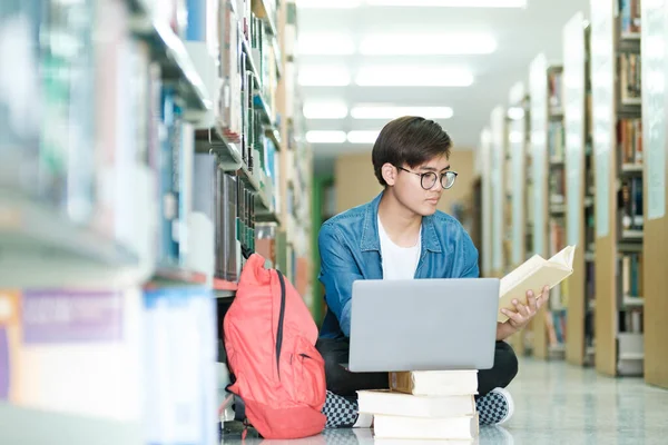 Joven Estudiante Universitario Con Anteojos Ropa Casual Sentado Libro Lectura — Foto de Stock
