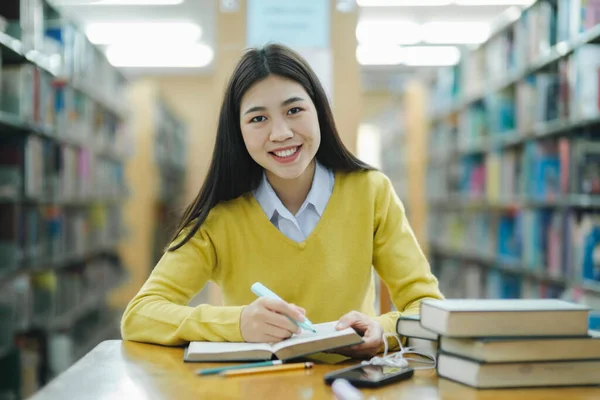 Joven Estudiante Universitaria Ropa Casual Sentada Escritorio Estudiando Leyendo Libros — Foto de Stock