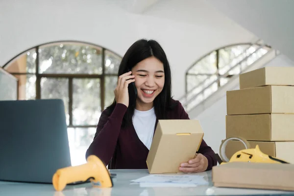 Junge Asiatische Online Geschäftsinhaberin Oder Unternehmerin Mit Smiley Gesicht Sitzt — Stockfoto