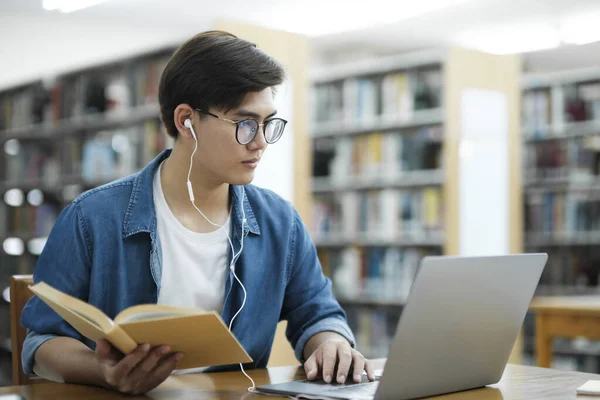 Young Male College Student Wearing Eyeglasses Headphone Casual Cloths Sitting — Stock Photo, Image