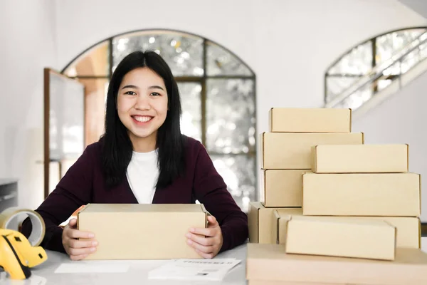 Junge Online Unternehmerinnen Ladeninhaberinnen Oder Unternehmerinnen Sitzen Schreibtisch Mit Pappschachteln — Stockfoto