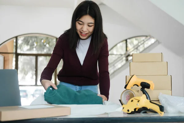 Junge Asiatische Online Geschäftsinhaberin Steht Tisch Mit Kartons Arbeitskleidung Produkt — Stockfoto