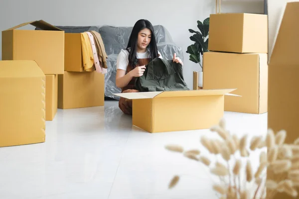 Boldog Egyedülálló Fiatal Csomagolása Vagy Kicsomagolása Kartondobozok Miközben Költözik Ház — Stock Fotó