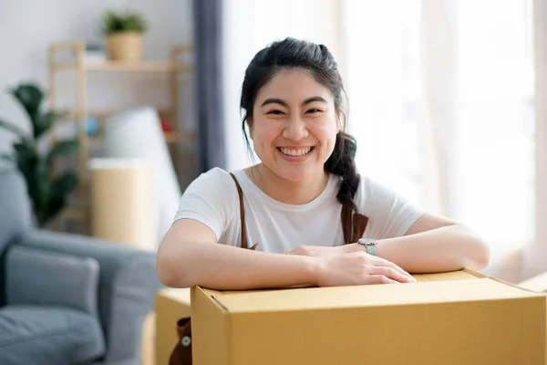 Smiling Young Woman Moving Her New House Leaning Cardboard Box — Stock Photo, Image