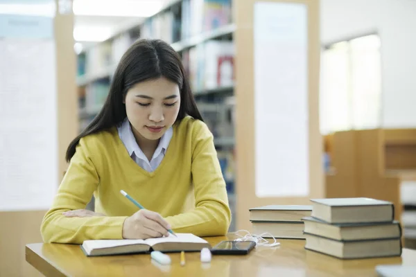 Νεαρή Φοιτήτρια Λυκείου Καθημερινά Ρούχα Κάθεται Στο Γραφείο Μελετώντας Διαβάζοντας — Φωτογραφία Αρχείου