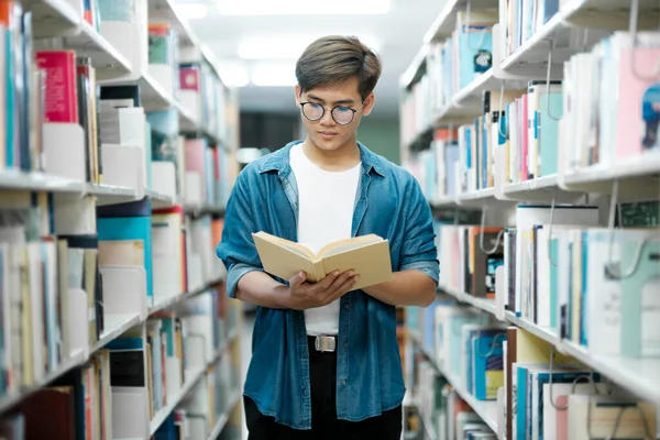 Молодой Студент Мужчина Повседневной Одежде Рюкзаком Стоя Читая Выбирая Книги — стоковое фото