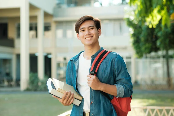 Joven Estudiante Collage Masculino Inteligente Con Ropa Casual Mochila Sonriendo — Foto de Stock