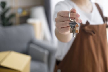 Kadın kiracının mahsulü övgü evinin anahtarlarını gösteriyor. Önce yeni bir daireye ya da eve taşınıyor, mutlu bir ev sahibi satın alıyor, konut kiralıyor, kira, mülkiyet kavramına taşınıyor.