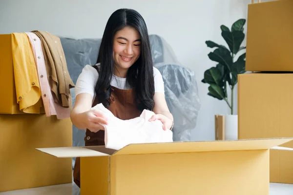 Feliz Mujer Joven Soltera Empacando Desempacando Cajas Cartón Mientras Muda — Foto de Stock