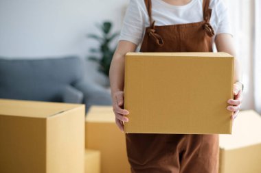 Yeni evine taşınan mutlu bekar kadın. Modern kadın insanlar evlerine taşınıyor. Ev içi aktiviteler yalnız başına..