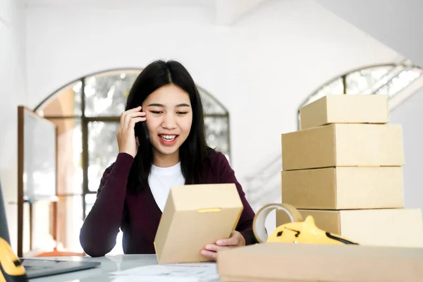Junge Asiatische Online Geschäftsinhaberin Oder Unternehmerin Mit Smiley Gesicht Sitzt — Stockfoto
