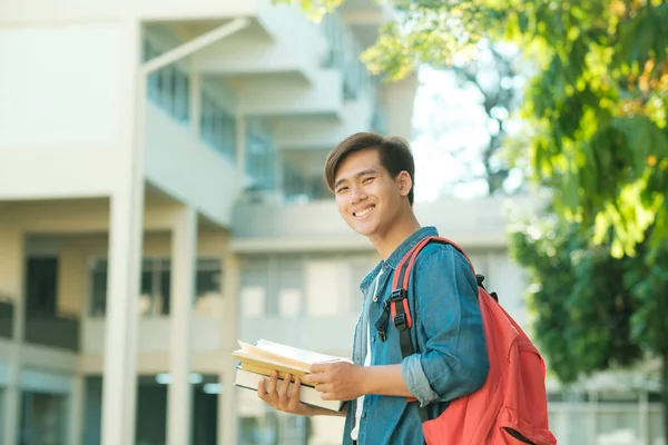 Joven Estudiante Collage Masculino Inteligente Con Ropa Casual Mochila Sonriendo — Foto de Stock