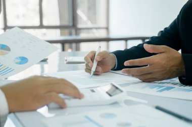 Başlangıçta Asya iş ekibi çalışması yatırım pazarlama verilerini analiz eder ve hesap makinesi ve finans toplantısı kullanır.