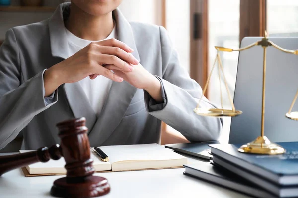 Mujer Negocios Con Traje Abogada Trabajando Documento Derecho Jurídico Asesoramiento —  Fotos de Stock