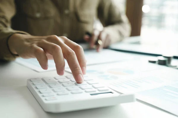 Mulher Contador Usando Uma Calculadora Computador Portátil Contar Discutir Impostos — Fotografia de Stock